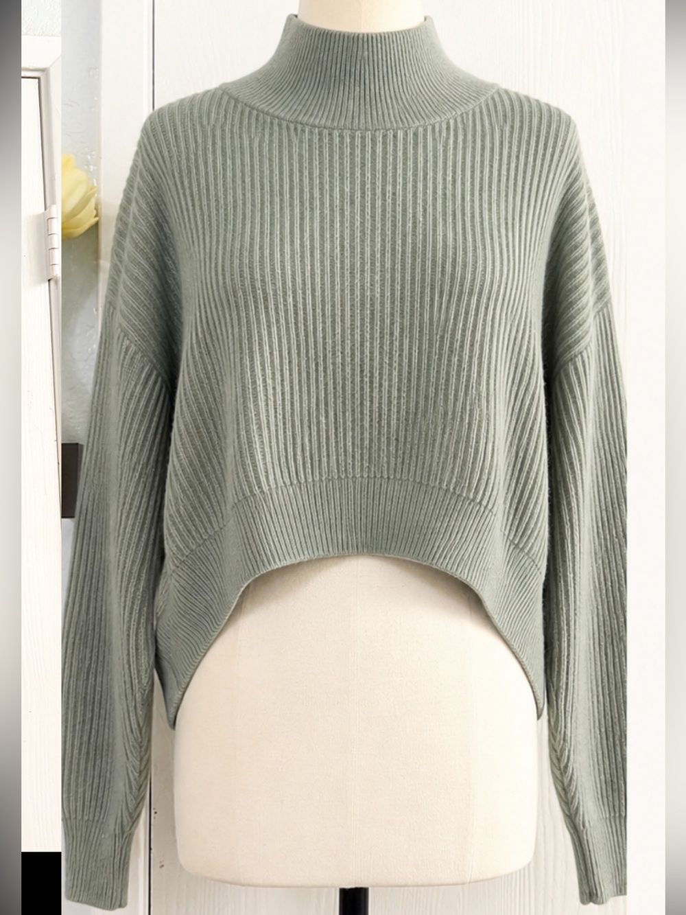 Guess by Marciano Cashmere Cropped Ribbed Turtleneck Sweater in Sage Green Sz XS